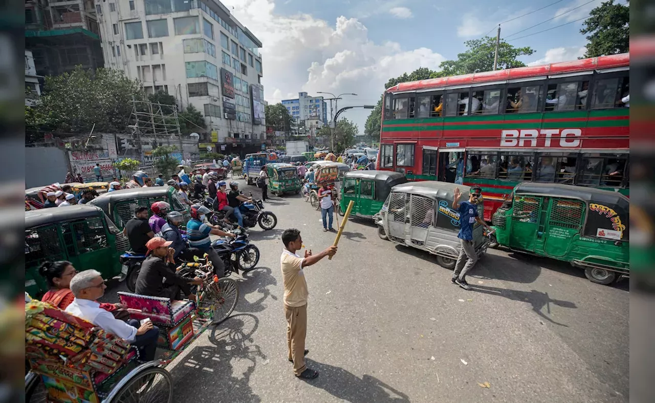 छात्र संभाल रहे ट्रैफिक